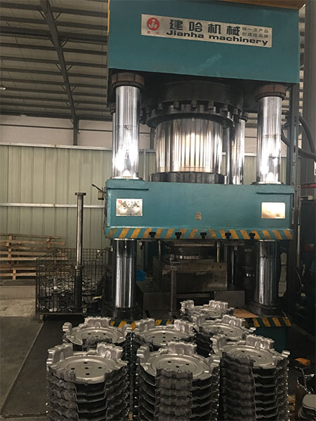 山東滨州正华自动化制造有限责任公司與您攜手并進三梁四柱液壓機