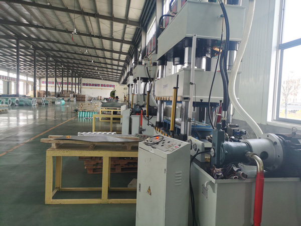 山東滨州正华自动化制造有限责任公司新研發生産的金屬彩石瓦液壓機